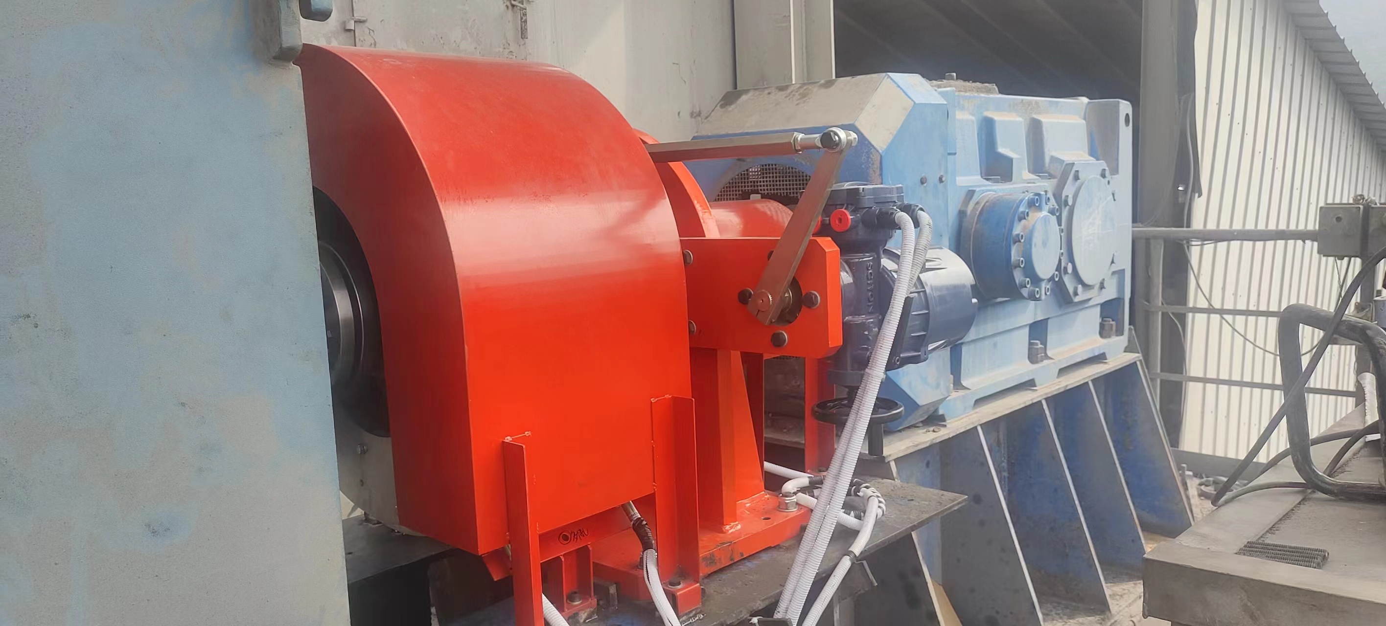 某水泥廠(chǎng)軟啟動(dòng)皮帶機(jī)永磁調(diào)速器